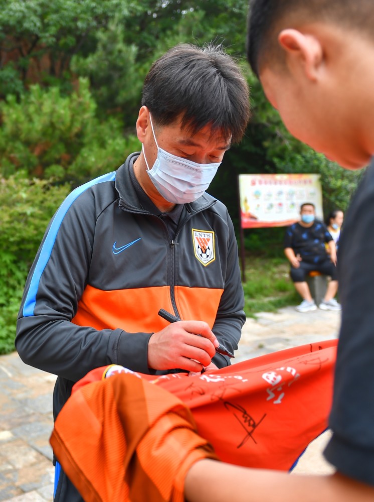  窗口期布莱顿备战社区盾；主帅复盘细节曝光；悬念犹存；心理建设被强调